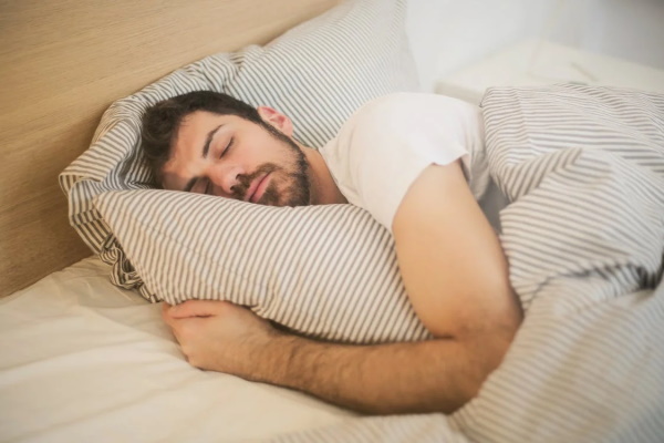Men vi sover arbejder kroppen